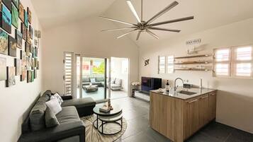 Smart TV, libros, estéreo, monitor de computadora