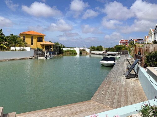 Private condo, water views, great breezes, well appointed for divers