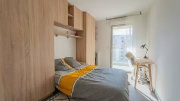 2 slaapkamers, een bureau, een strijkplank/strijkijzer, gratis wifi