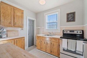 Fridge, microwave, oven, stovetop - Luray Great Escape - Mins to Main St & Caverns! (Luray)