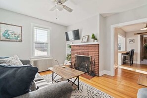 Smart TV, fireplace, ping pong