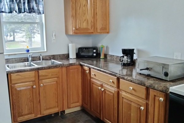 Réfrigérateur, four à micro-ondes, un four, surface de cuisson