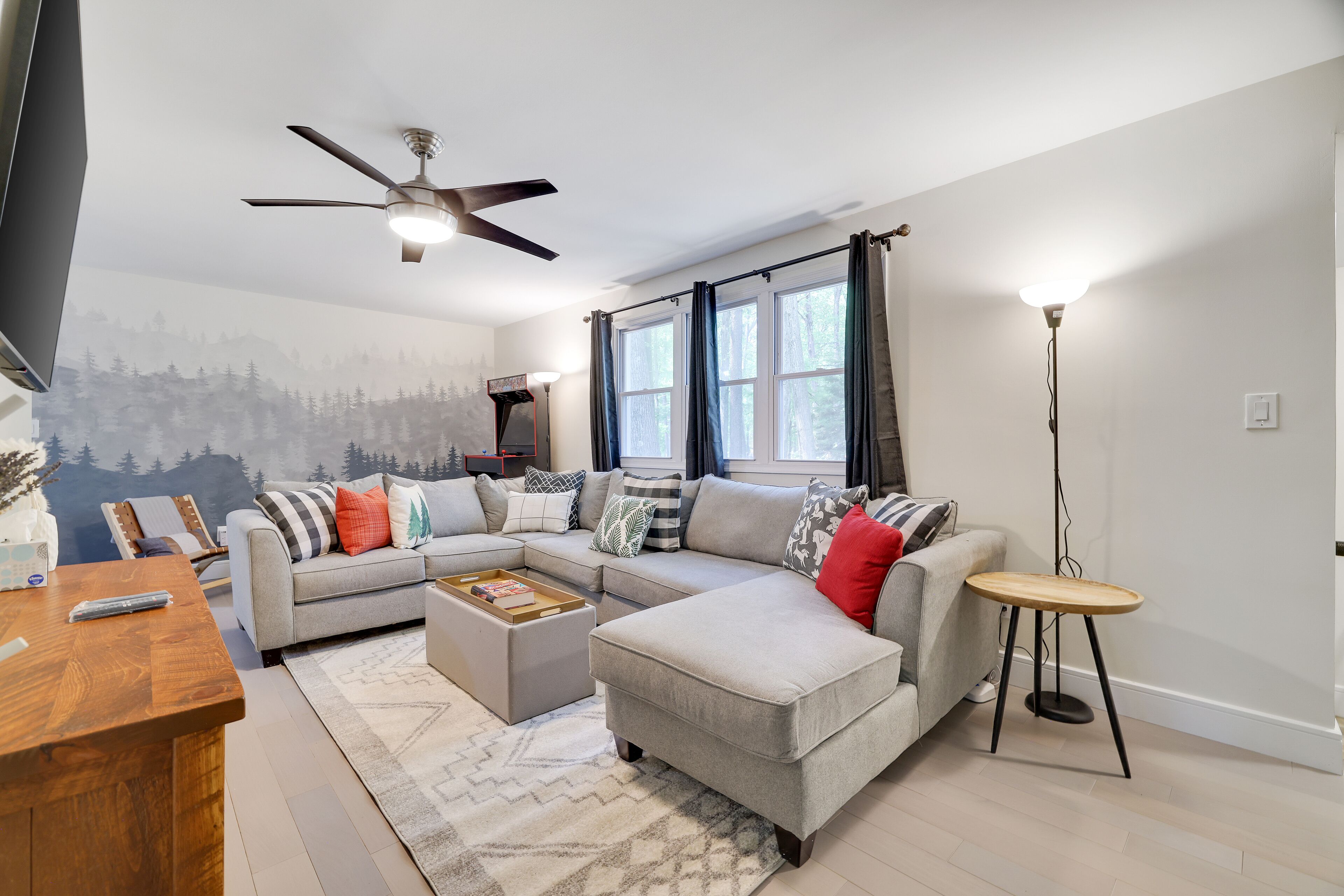 Family friendly renovated Home with Lake, Hot Tub, Deck, Arcade. Pets Welcome.