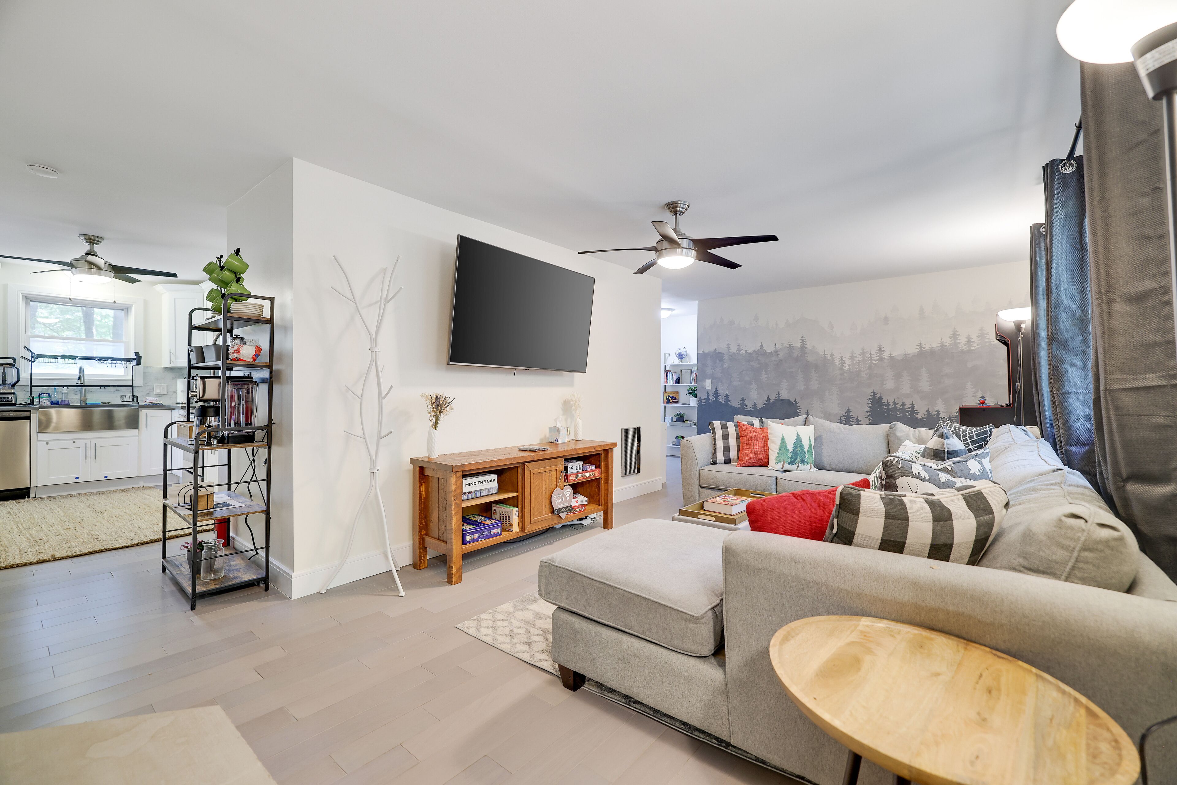 Family friendly renovated Home with Lake, Hot Tub, Deck, Arcade. Pets Welcome.