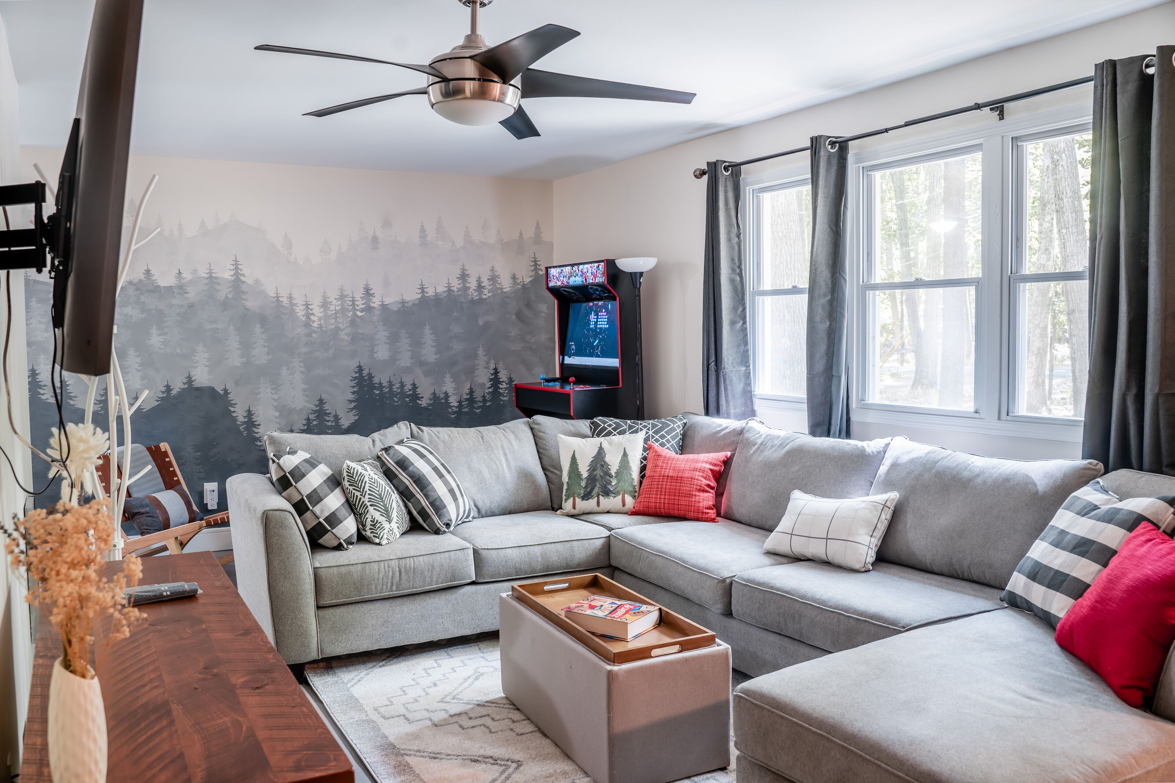 Family friendly renovated Home with Lake, Hot Tub, Deck, Arcade. Pets Welcome.