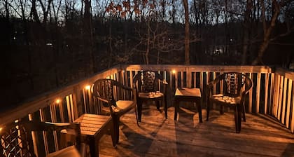 Newly Renovated! Dog Friendly! Hot Tub! “Friends” TV Show Themed House!