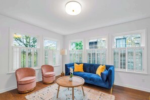 Smart TV, offices - Mt. Lebanon | Luxe | King Bed | Work & Family Stay (Pittsburgh)