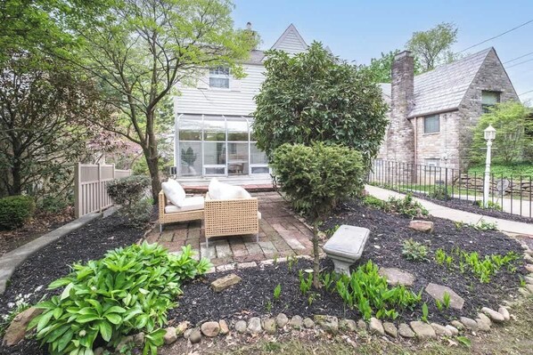 Terrace/patio - Mt. Lebanon | Luxe | King Bed | Work & Family Stay (Pittsburgh)