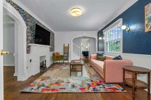 Een smart-tv en een kantoor