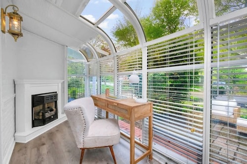 Mt. Lebanon | Luxe | King Bed | Work & Family Stay