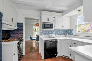 Fridge, microwave, oven, stovetop - Mt. Lebanon | Luxe | King Bed | Work & Family Stay (Pittsburgh)