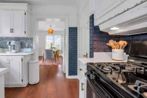 Fridge, microwave, oven, stovetop - Mt. Lebanon | Luxe | King Bed | Work & Family Stay (Pittsburgh)