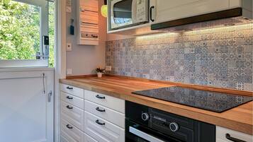 Køleskab, kogeplade, opvaskemaskine, kaffe-/temaskine