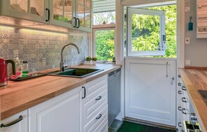 Fridge, stovetop, dishwasher, coffee/tea maker - Beautiful home in Dronningmølle (Dronningmølle)