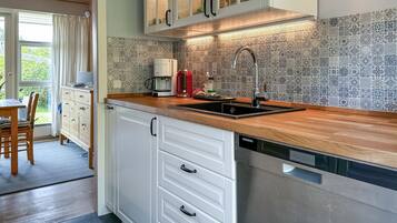 Køleskab, kogeplade, opvaskemaskine, kaffe-/temaskine