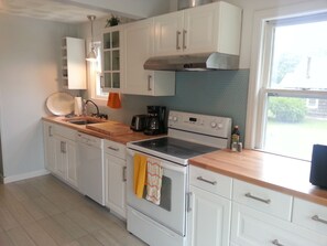Fridge, microwave, oven, stovetop - Great 3 Bed Beach House 1 Mile from East Matunuck State Beach! (South Kingstown)