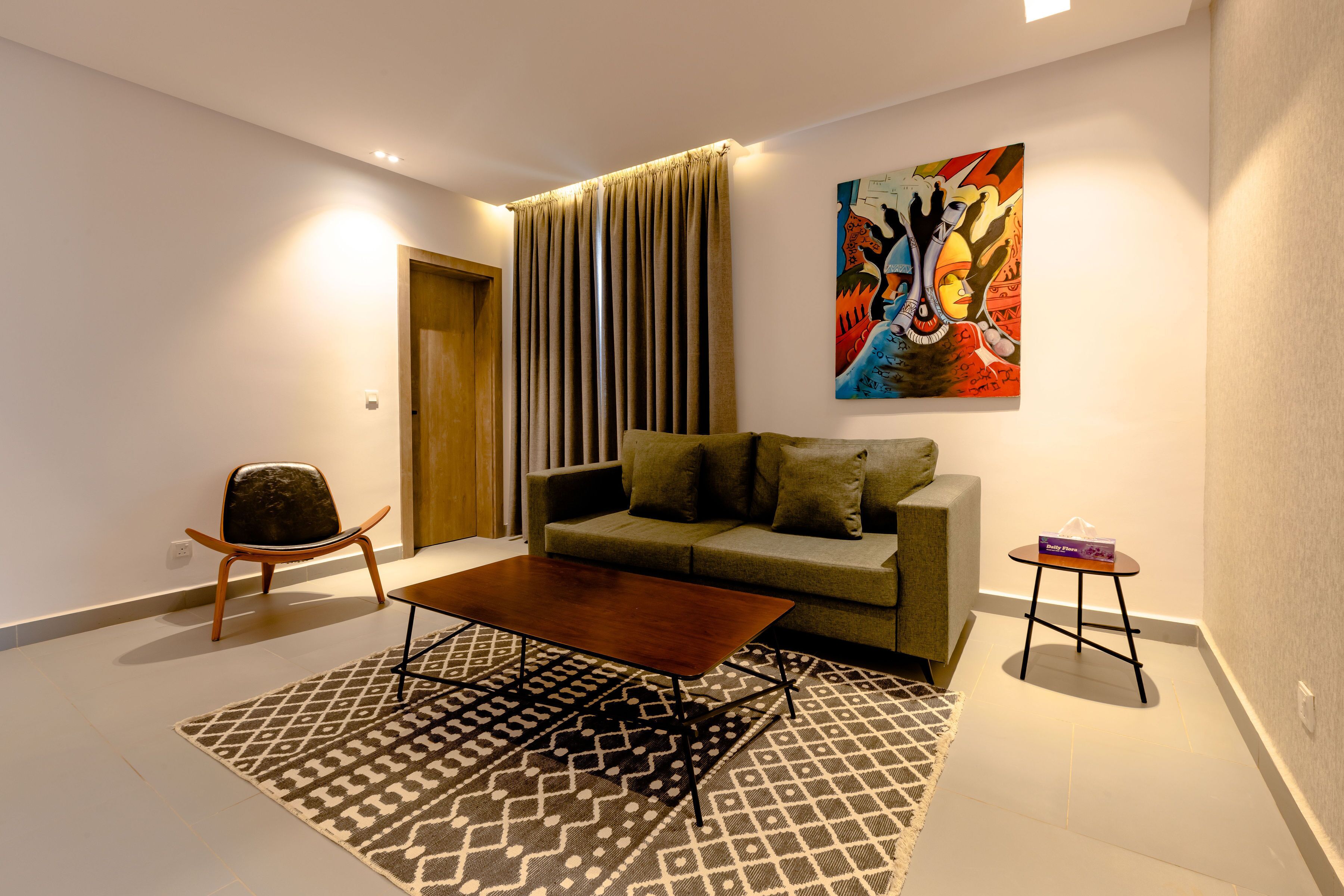 Executive suite | Woonruimte | Een 38-inch plasmatelevisie met satellietzenders en een televisie