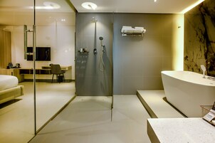 Suite presidencial | Baño | Zapatillas y toallas