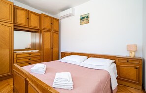 4 bedrooms, travel cot, free WiFi, bed sheets