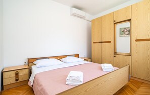 4 makuuhuonetta, vauvan matkasänky, ilmainen Wi-Fi, vuodevaatteet