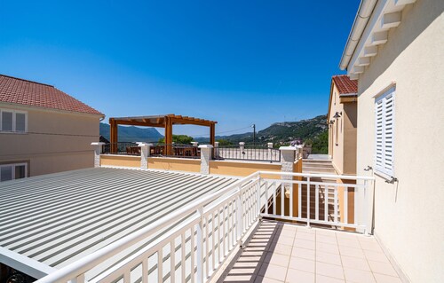 Lovely apartment in Ponikve