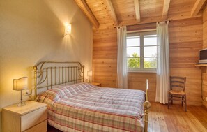 3 habitaciones, tabla de planchar con plancha y cuna de viaje