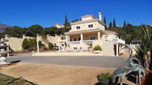 A large, two-story building with a spacious driveway and a decorative fountain. - Villa Roca, Lejlighed til 2 Personer, 3km til Estepona (AN)