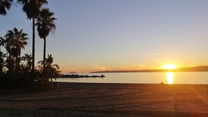 A beach with palm trees and a sunset over the water. - Villa Roca, Lejlighed til 2 Personer, 3km til Estepona (AN)