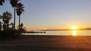 Espreguiçadeiras, toalhas de praia