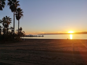 Sun-loungers, beach towels - Villa Roca, Lejlighed til 2 Personer, 3km til Estepona (AN)