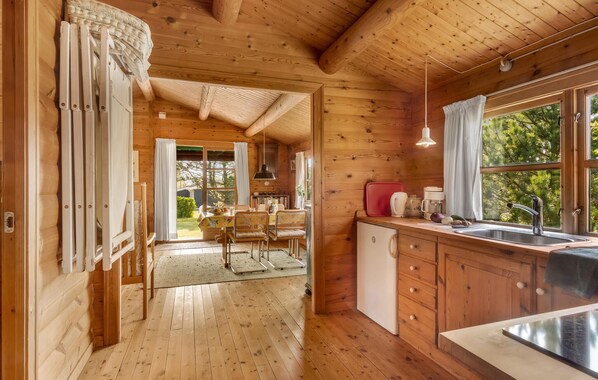 Fridge, stovetop, coffee/tea maker - 3 bedroom nice home in Samsø (Samsø)