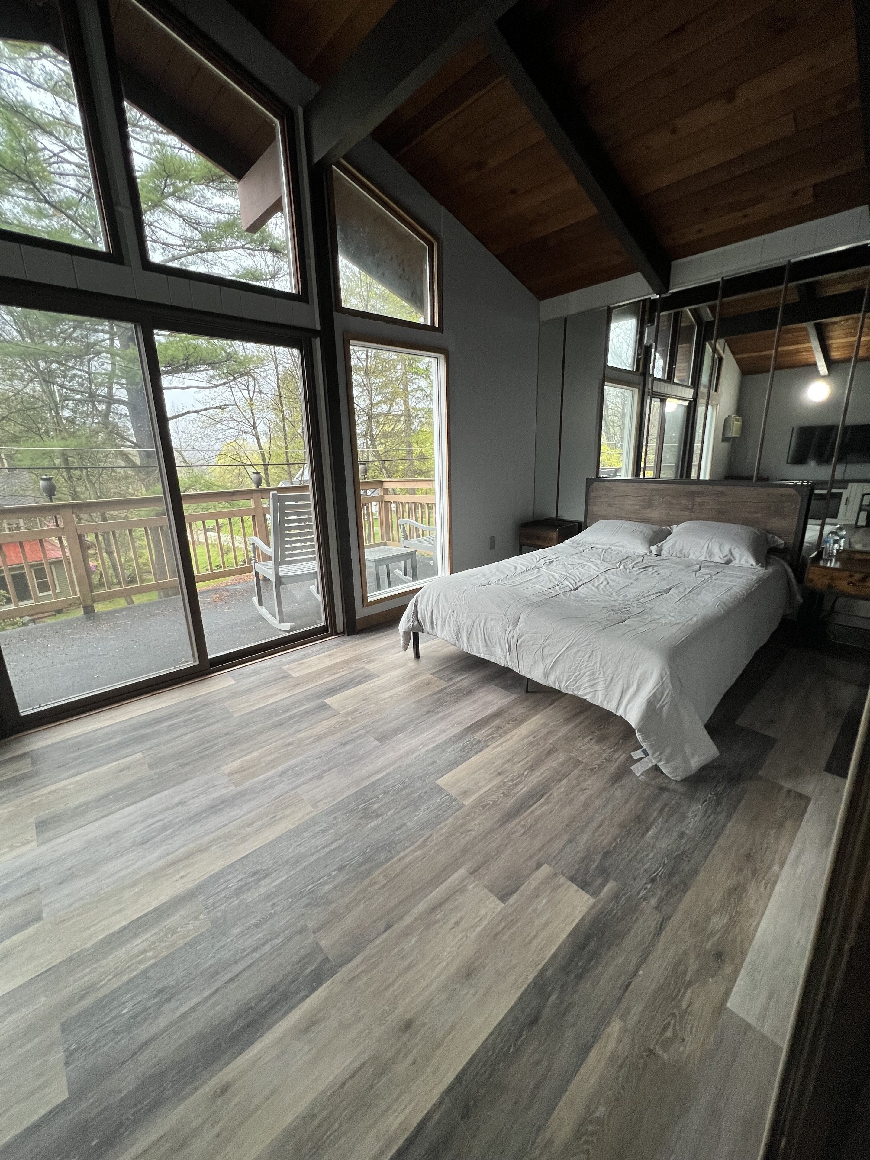 Chic Lake House on the Hill
Sleeps 10, 4 bedrooms, 2 bathrooms
Pet friendly!