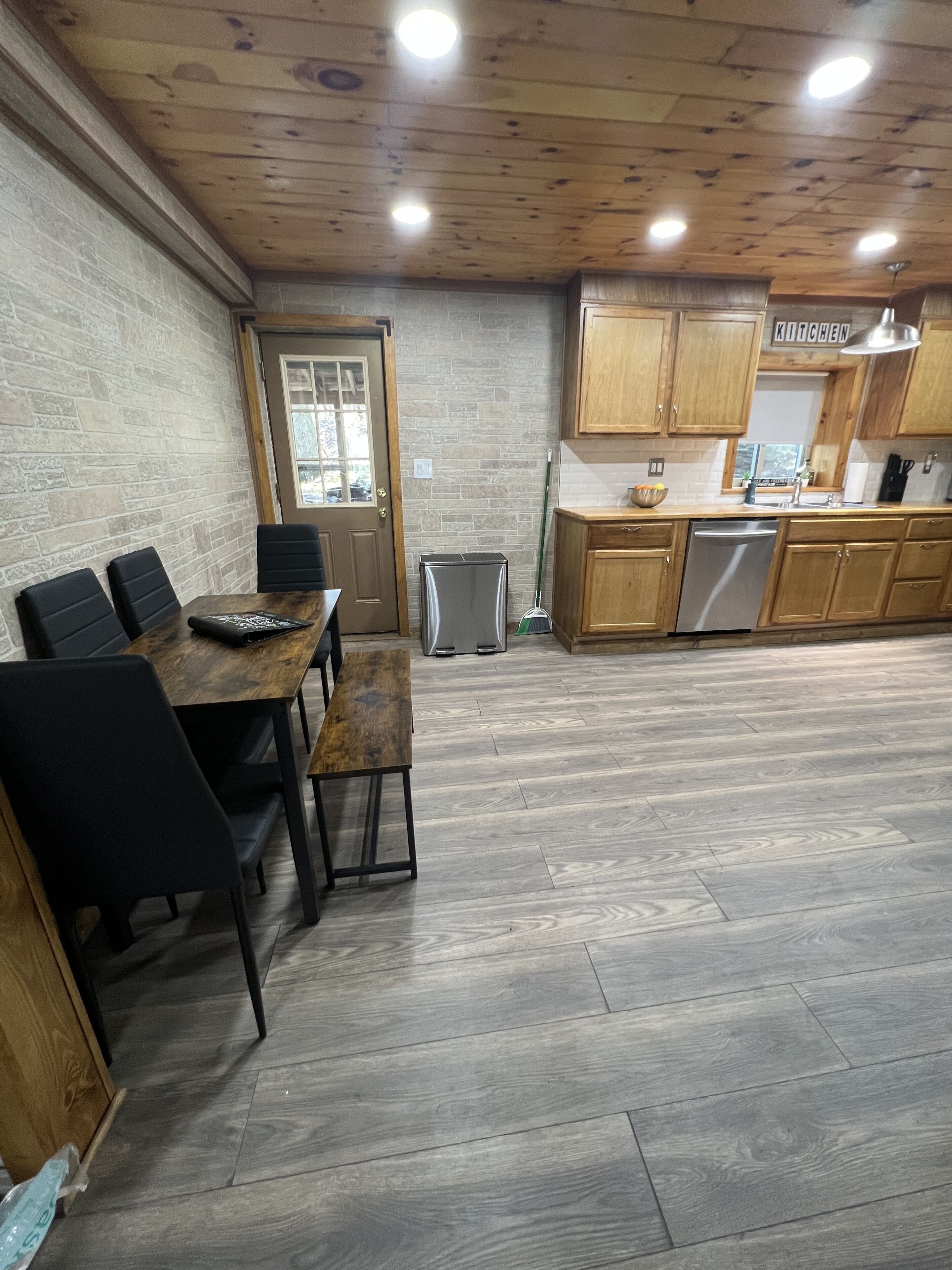 Chic Lake House on the Hill
Sleeps 10, 4 bedrooms, 2 bathrooms
Pet friendly!