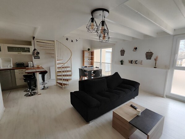 Televisio, kirjoja, tulostin