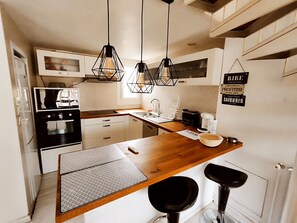 Jääkaappi, mikroaaltouuni, uuni, liesi