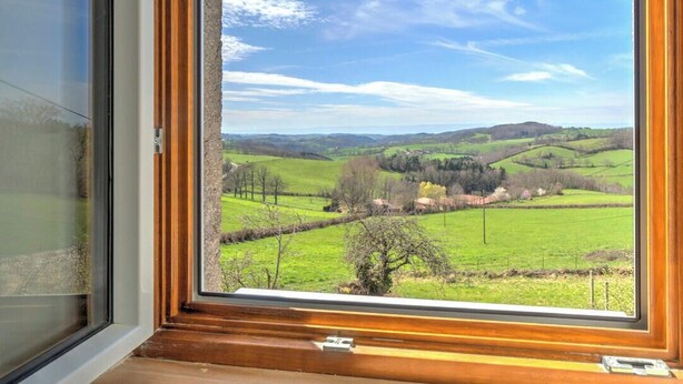 A window with a view of green fields and hills. - Majoa - Villecheneve (VILLECHENEVE)