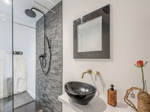 Towels - A cosy cottage situated in the very heart of the Lincolnshire. (Branston, near Lincoln)