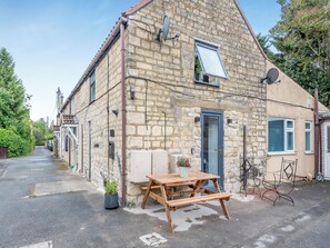 Outdoor dining - A cosy cottage situated in the very heart of the Lincolnshire. (Branston, near Lincoln)