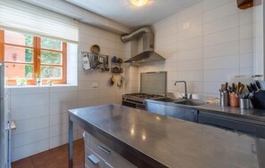 Fridge, oven, stovetop, coffee/tea maker