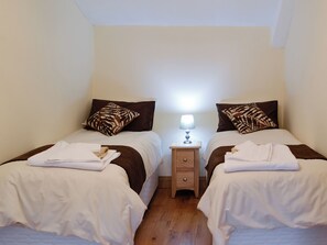 2 bedrooms, free WiFi, bed sheets - 2 bedroom accommodation in Tregaron, near Lampeter (Tregaron, near Lampeter)