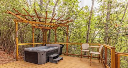 Tree House Cabin w Hot tub close to downtown & Great Smoky Mountains