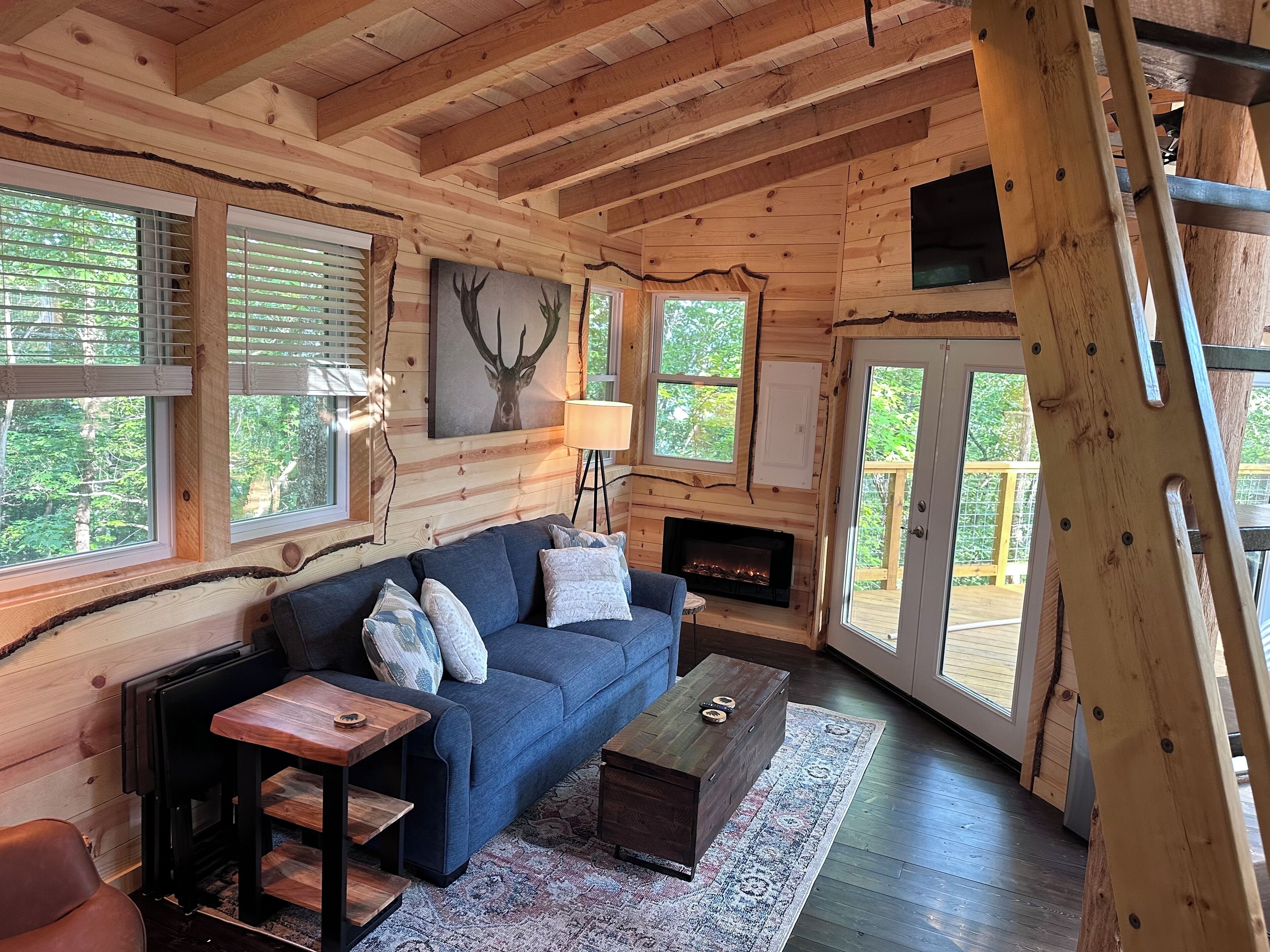 Tree House Cabin w Hot tub close to downtown & Great Smoky Mountains