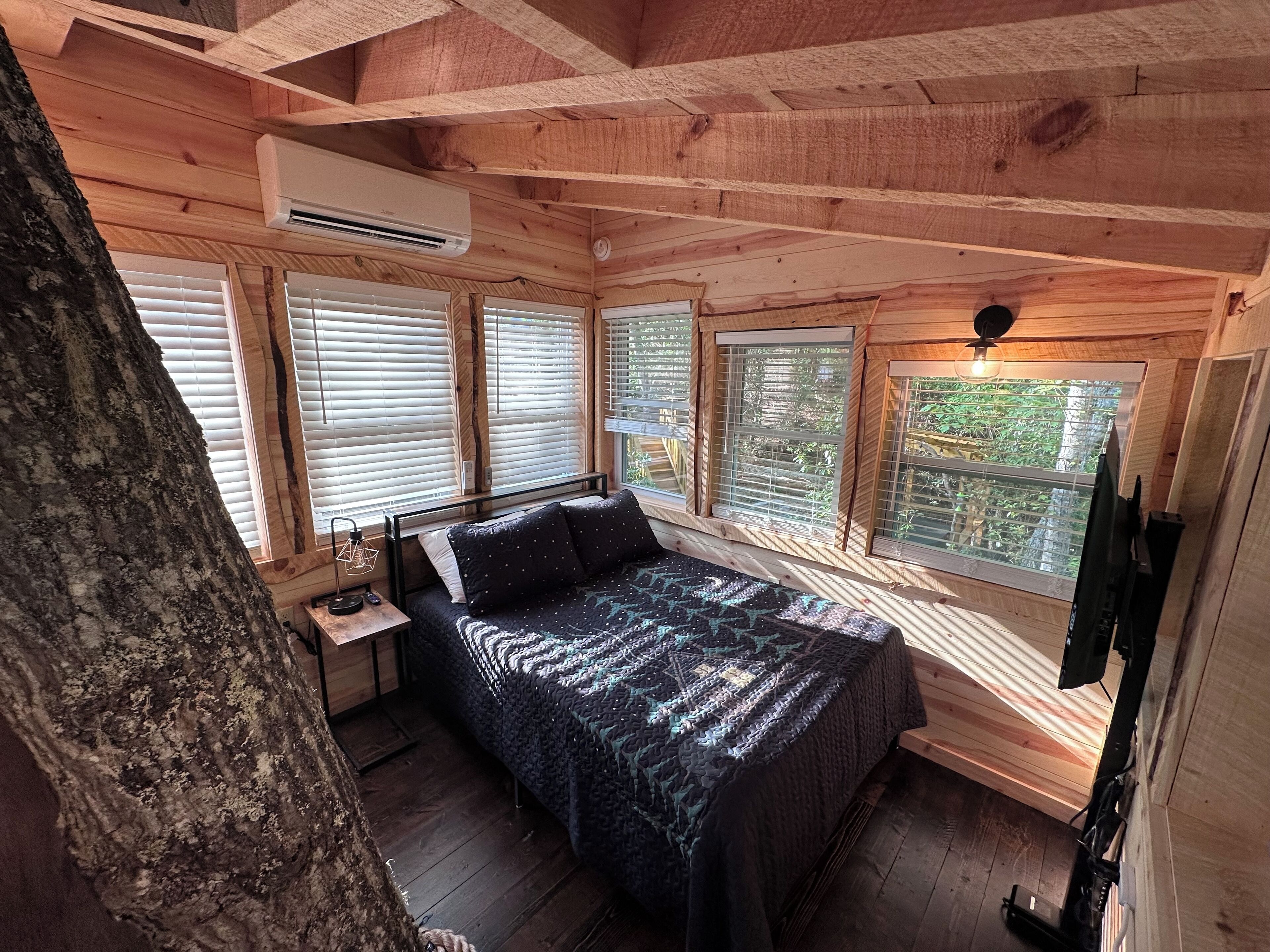 Tree House Cabin w Hot tub close to downtown & Great Smoky Mountains