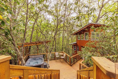 Tree House Cabin w Hot tub close to downtown & Great Smoky Mountains