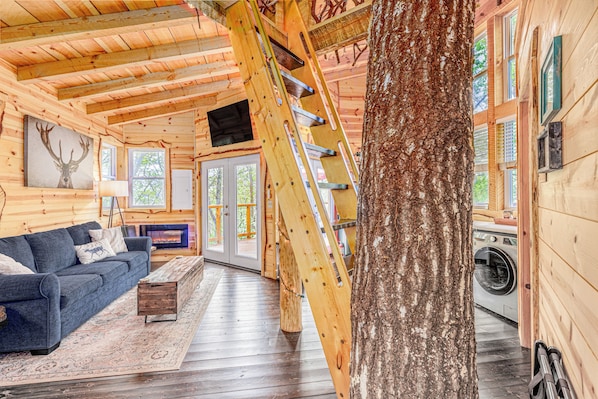 Interior - Tree House Cabin w Hot tub close to downtown & Great Smoky Mountains (Bryson City)