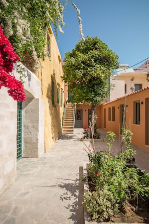 Property grounds - Lindas Convent Garden Home 2
- beautiful courtyard to enjoy Mediterranean flair (Chania)