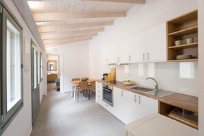 Fridge, oven, stovetop, coffee/tea maker