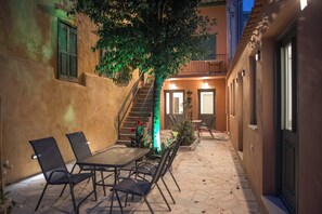 Outdoor dining - Lindas Convent Garden Home 2
- beautiful courtyard to enjoy Mediterranean flair (Chania)