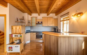 Réfrigérateur, surface de cuisson, lave-vaisselle, cafetière-théière