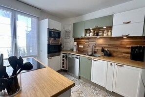 Kühlschrank, Mikrowelle, Ofen, Herdplatte